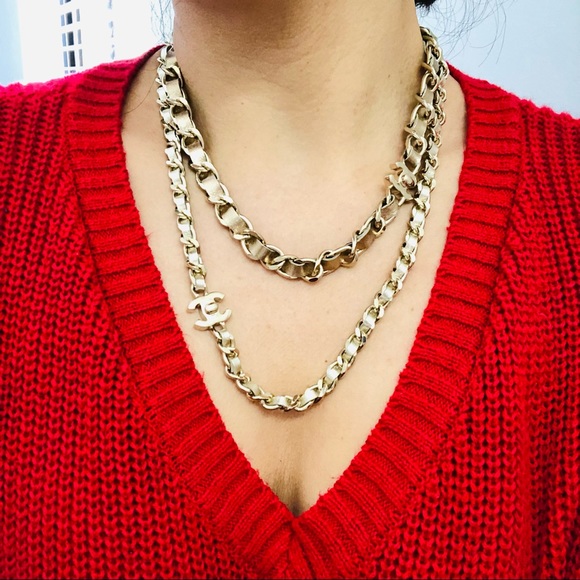 Authentic pale gold tone chain necklace with turn lock double layered - Picture 3 of 11